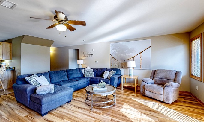Dellwood Condominio | Golf course-front condo with pool, hot tub, dock, tennis, golf, & private beach
