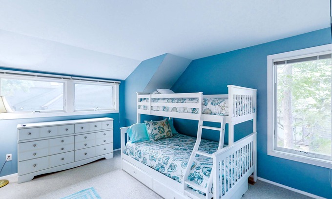 Mews Village Casa | Golf-course-front townhome with leafy patio & prime location near the beach