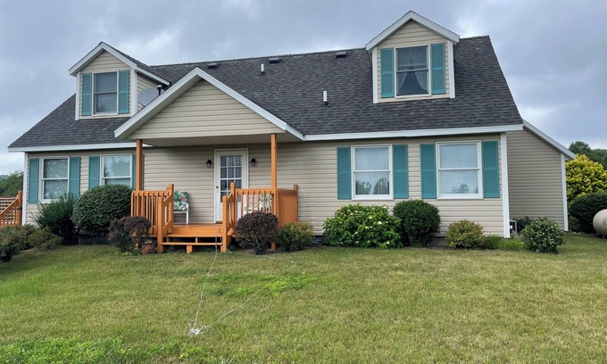 Bellaire Casa | Golf course home minutes from downtown Bellaire and Shorts; Sleeps 10