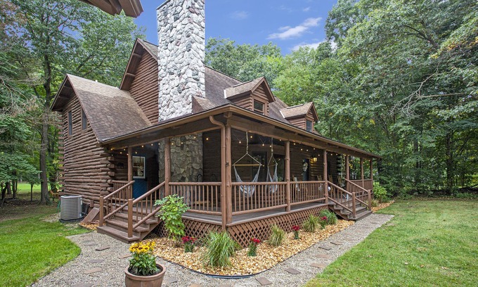 Burnips Cabina | Golf Course Log Cabin with Hot Tub & Movie Theater