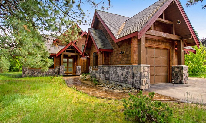Cle Elum Cabina | Golf-course-view cabin with hot tub, firepit, & grill - near hiking/biking
