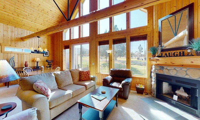 Redmond Chalet De Esquí | Golf course-view chalet with fireplace, pools, tennis, gym, golf, volleyball