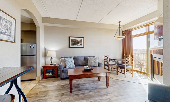 Wisconsin Dells Condominio | Golf-front modern condo with fireplace, balcony, & golf course views