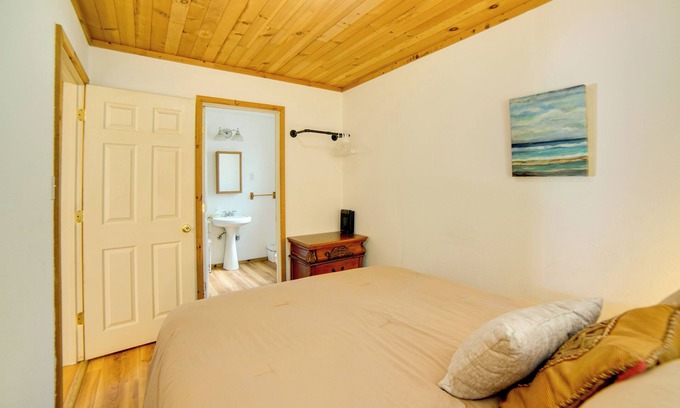 Cobb Cabaña | Golf, Hike, Sip Wine: Cobb Mountain Cabin w/Patio