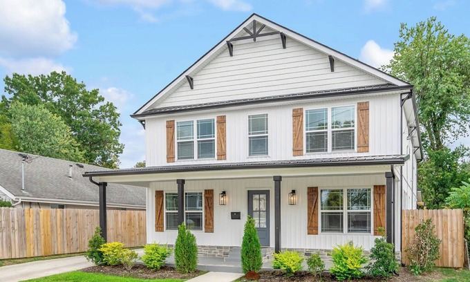 Lexington Casa | Golf Simulator | Hot Tub | Downtown | Game Room |
