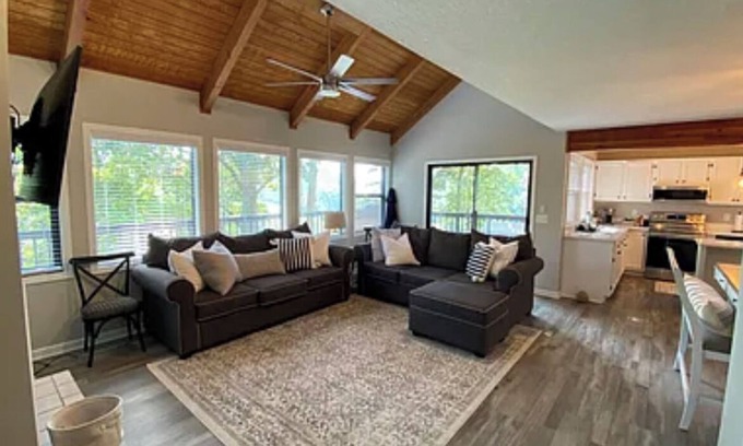 La Follette Cabaña | Golfer meets Lake Lover. 4 bd, 4 ba Cottage in Deerfield Resort Hole 5 awaits!