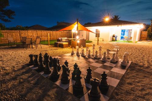 Jupiter Casa | Golfers Paradise 4-hole PUTT-PUTT, Mega Chess with huge backyard, hammock