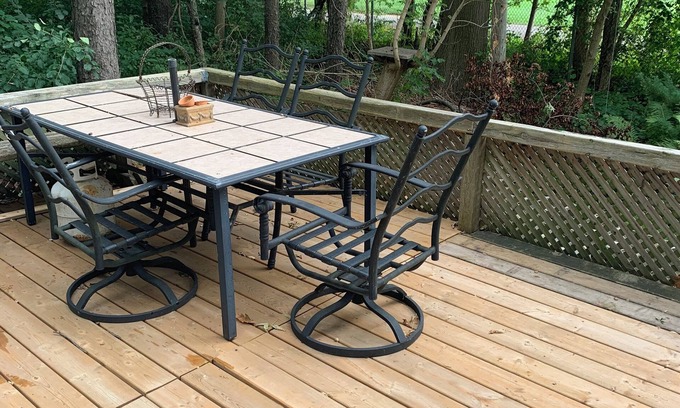 Brampton Cabina | Golfing alongside a cozy cabin in Inner city park WiFi & small luxury amenities