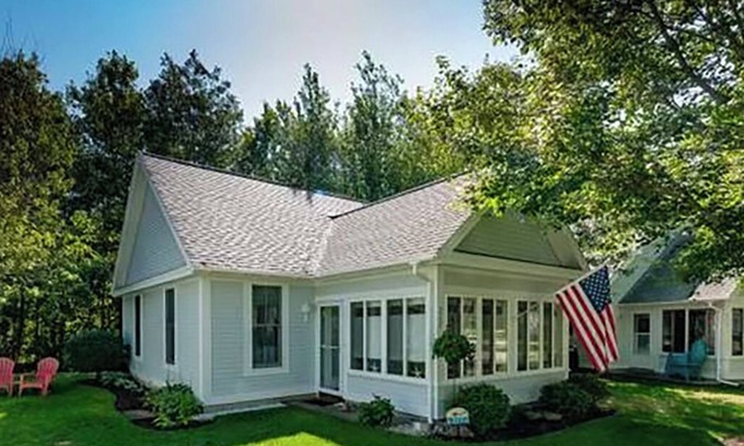 Summer Village Cabaña | "Gone Coastal" Cozy 2-bedroom cottage in Summer Village