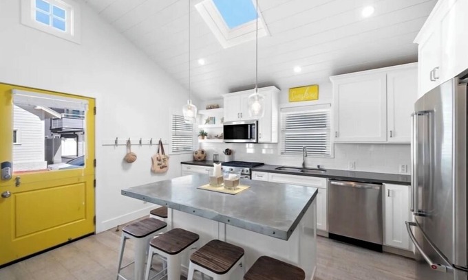West Newport Casa | Good Day Sunshine Cottage-Newly updated!! Light and Airy w parking