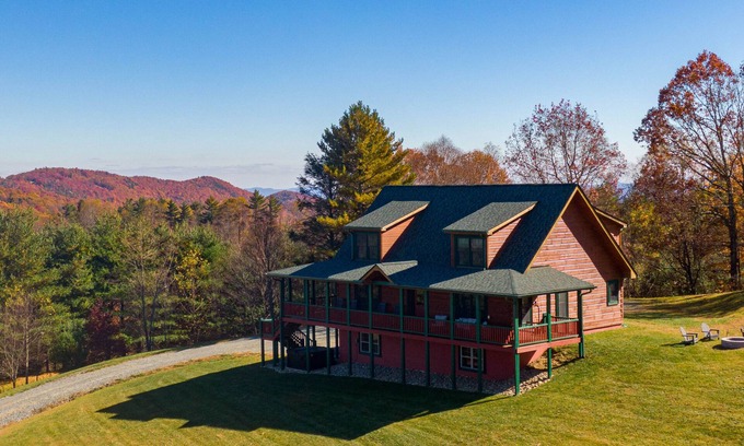 Boone Casa | Good Medicine - 10 minutes to Boone! Long range views, hot tub, fire pit!