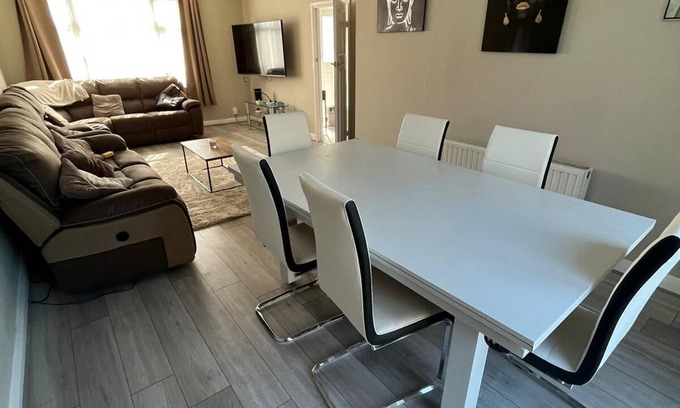 Redbridge Casa | Good sized family home awaits for you to enjoy