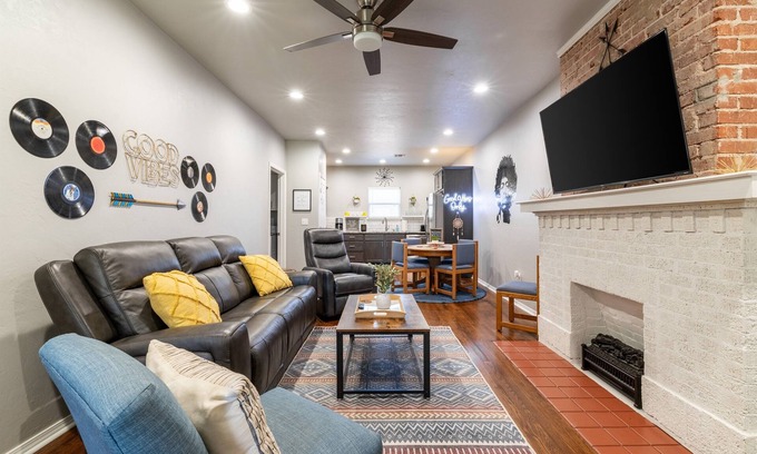 Chickasha Casa | Good Vibes Chickasha | Fiber | TV | W/D | Parking!