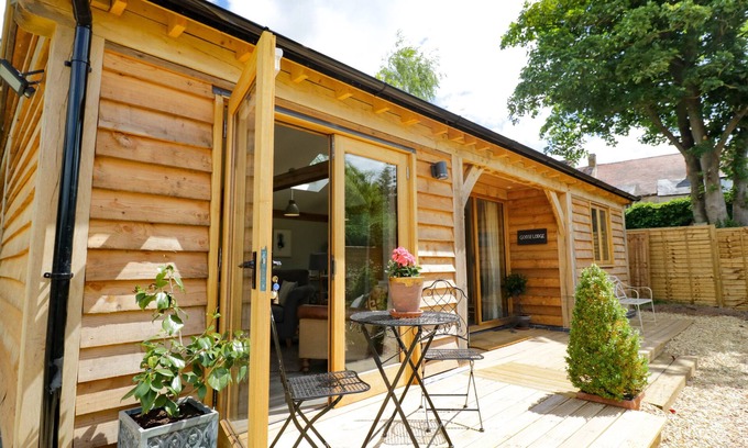 Halford Cabaña | GOOSE LODGE, pet friendly, luxury holiday cottage in Halford