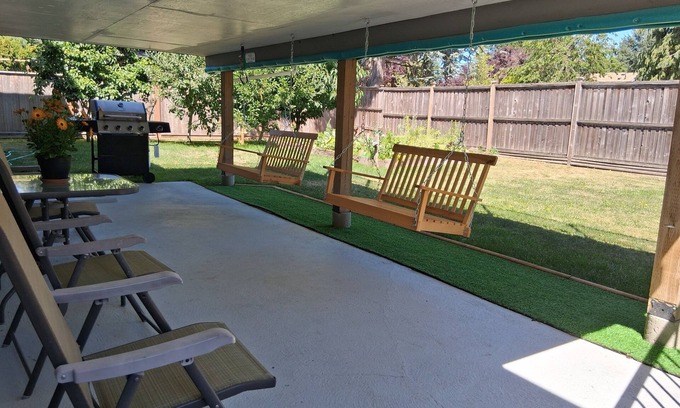 Gordon Head Casa | Gordon Head BnB Quiet Roomy Work Area Games Yard EV 3TV's Best Reviews Big Bkfst