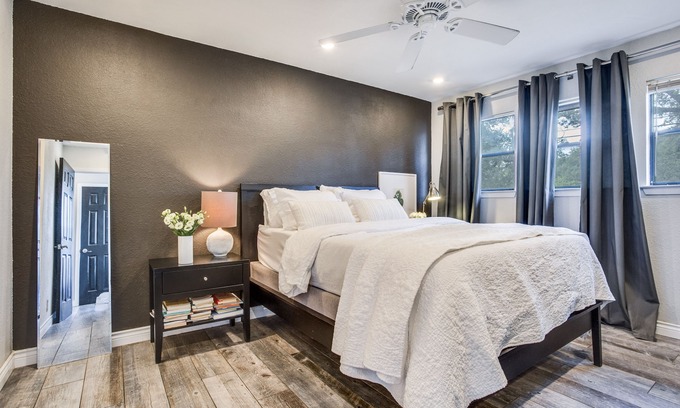 East Oak Hill Casa | Gorgeous 1 Bedroom Home, 10 Minutes from Downtown