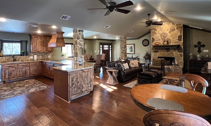 Friendswood Casa | GORGEOUS 1-BR, 1-BATH RANCH HOUSE Near Downtown Houston with AMAZING POOL &PATIO