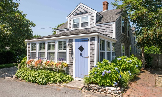 Nantucket Town Casa | Carril tranquilo, amplio patio cerrado, a solo 8 minutos a pie de Main St.