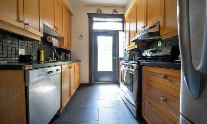 Parkdale Apartamento | Gorgeous 1000 sq foot apartment above storefront on Queen Street West/Parkdale