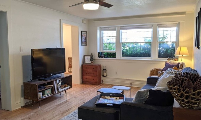 Congress Park Casa | Gorgeous 2 Bdrm Congress Park Condo month to month
