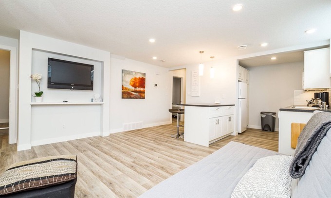 Northeast Edmonton Casa | Suite moderna y luminosa | Entrada privada | Cerca del río | A 5 min del centro