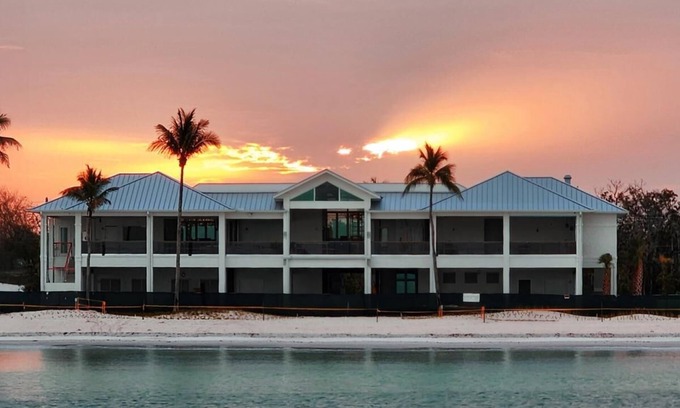 Bonita Bay Condominio | Gorgeous 2-bedroom condo in lovely Bonita Springs with AC with spectacular view.