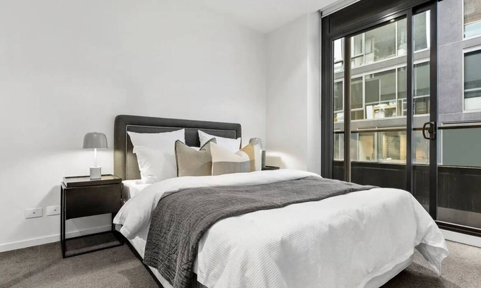 Richmond North Apartamento | Gorgeous 2 bedroom apartment in a secure clean building just under a km from mcg