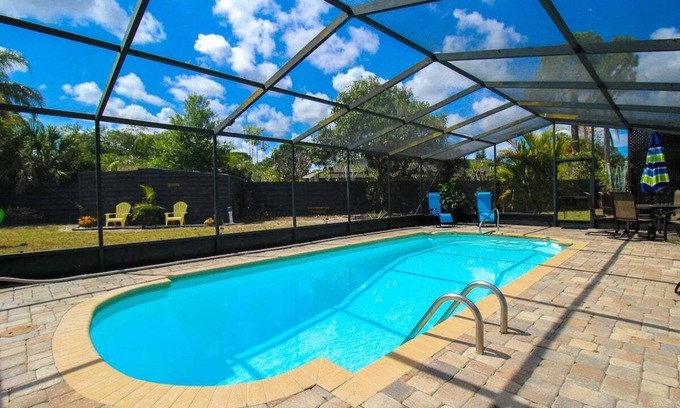 Pinecraft Casa | Gorgeous 2 BR / 2 BA Private Pool Home Near Siesta Key - Sweet Pineapple