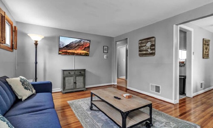 North Buffalo Apartamento | Gorgeous 2 Queen Bed North Buffalo Apartment with Free Driveway Parking