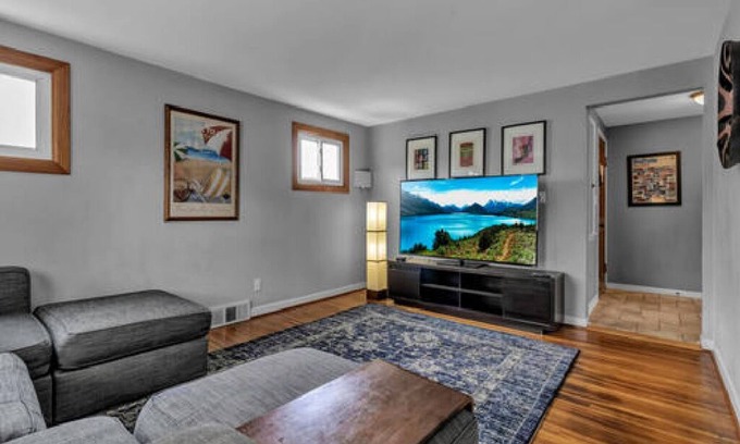 North Buffalo Apartamento | Gorgeous 2 Queen Bed North Buffalo Apartment with Free parking & 70 Inch TV