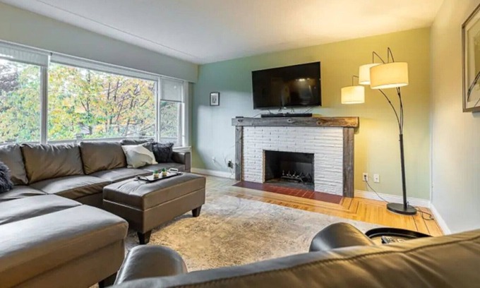 Prince George Casa | Gorgeous 2BR w/ parking & Wifi! Huge Yard