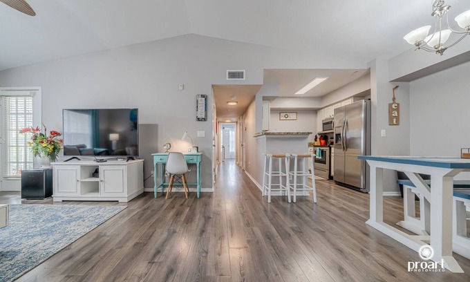 Indian Bayou Condominio | Gorgeous 3 bed 2 bath condo with pool near beach