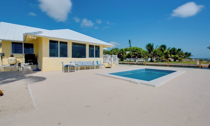 Summerland Key Casa | Gorgeous 3 Bedroom 2 Bath Open Water Pool Home on Summerland Key