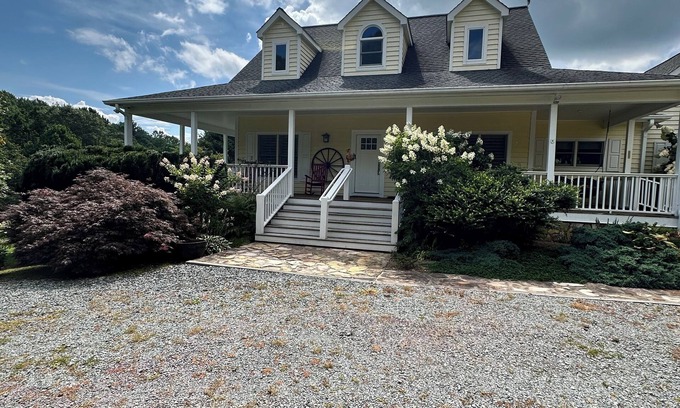 Vilas Casa | Gorgeous 3-bedroom estate on quiet, peaceful 18 acres near historic Boone.