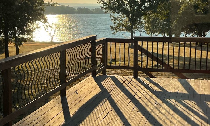 Kingston Casa | Gorgeous 3 story lake Texoma home on the water !