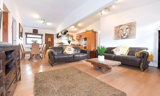 Guildford Cabaña | Gorgeous 3BD Cottage with Parking Nr Guildford