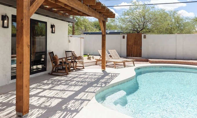 Blenman-Elm Casa | Gorgeous 3br/2bath home with 1br/1bath casita w/ plenty of space to relax.