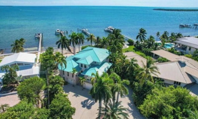 Summerland Key Casa | Gorgeous 4 Bedroom 3 Bath Open Water Pool Home with great boating