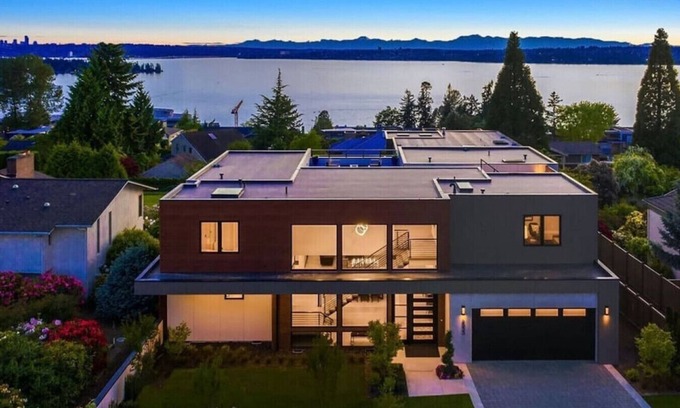 Central Houghton Casa | Gorgeous 4 bedroom/5 bath Designer Home, gym, AC, views!