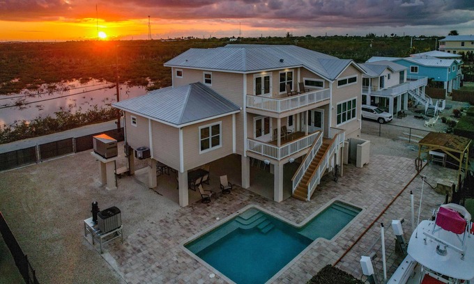 Ramrod Key Casa | Gorgeous 4 bedroom 5 bath pool home with excellent boating