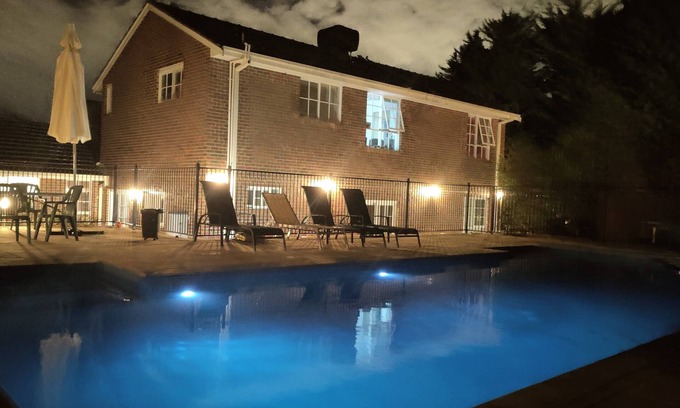 Eltham Casa | Gorgeous 4-Bedroom Home & Venue on a Mansion - an acre land with Pool & Garden n