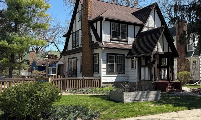 Lower Burns Park Casa | Gorgeous 4 bedroom house in Burns Park 10 min walk to the Big House!