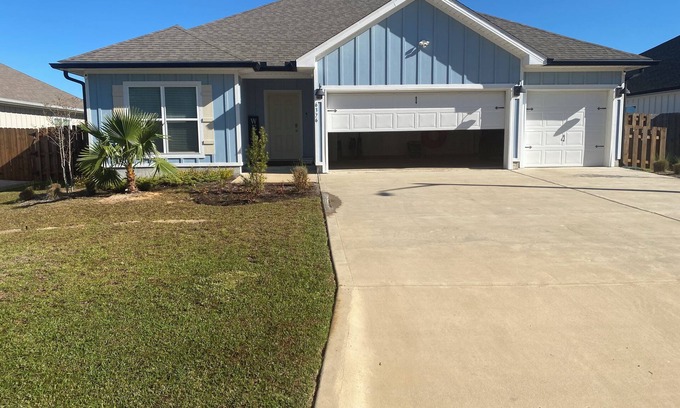 Gulf Breeze Casa | Gorgeous 4 Bedroom 3 Bathroom Home close to the Navarre Beach, Community Pool