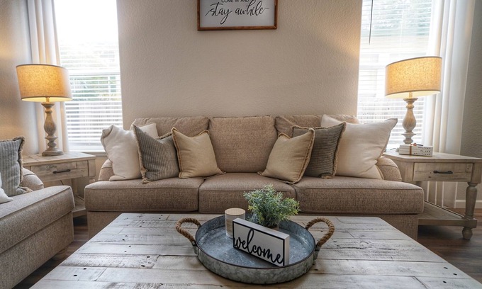 Windsor Casa | Gorgeous 4 bedroom w/ hot tub in Windsor