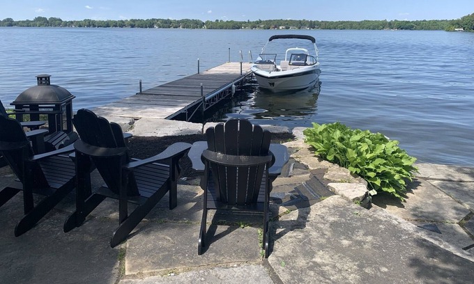 Selwyn Cabaña | Gorgeous 4 Bedrooms Waterfront Vacation Cottage In Kawartha Lakes /Peterborough.