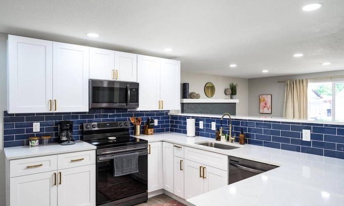 Scenic Heights Casa | Gorgeous- 4 King Beds Near Den w Large Game Room