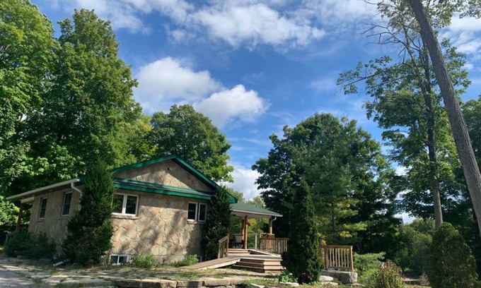 Bobcaygeon Cabaña | Gorgeous 4 season cottage on 15 Acres!