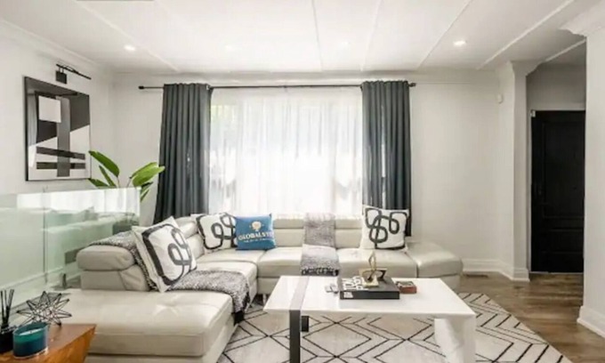 Mineola Casa | Gorgeous 4BR Villa with pool in a prestigious Neighborhood in Port Credit Miss
