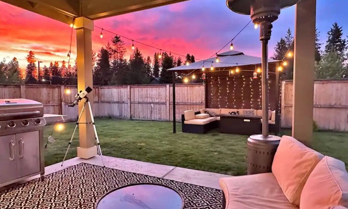 La Pine Casa | Gorgeous 5-bedroom house with game room in La Pine. Perfect for large groups