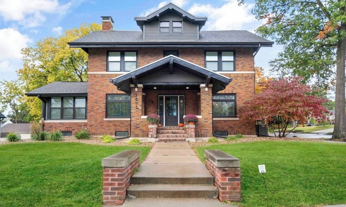 Cedar Falls Casa | Gorgeous 5-bedroom, remodeled, historic home in Cedar Falls